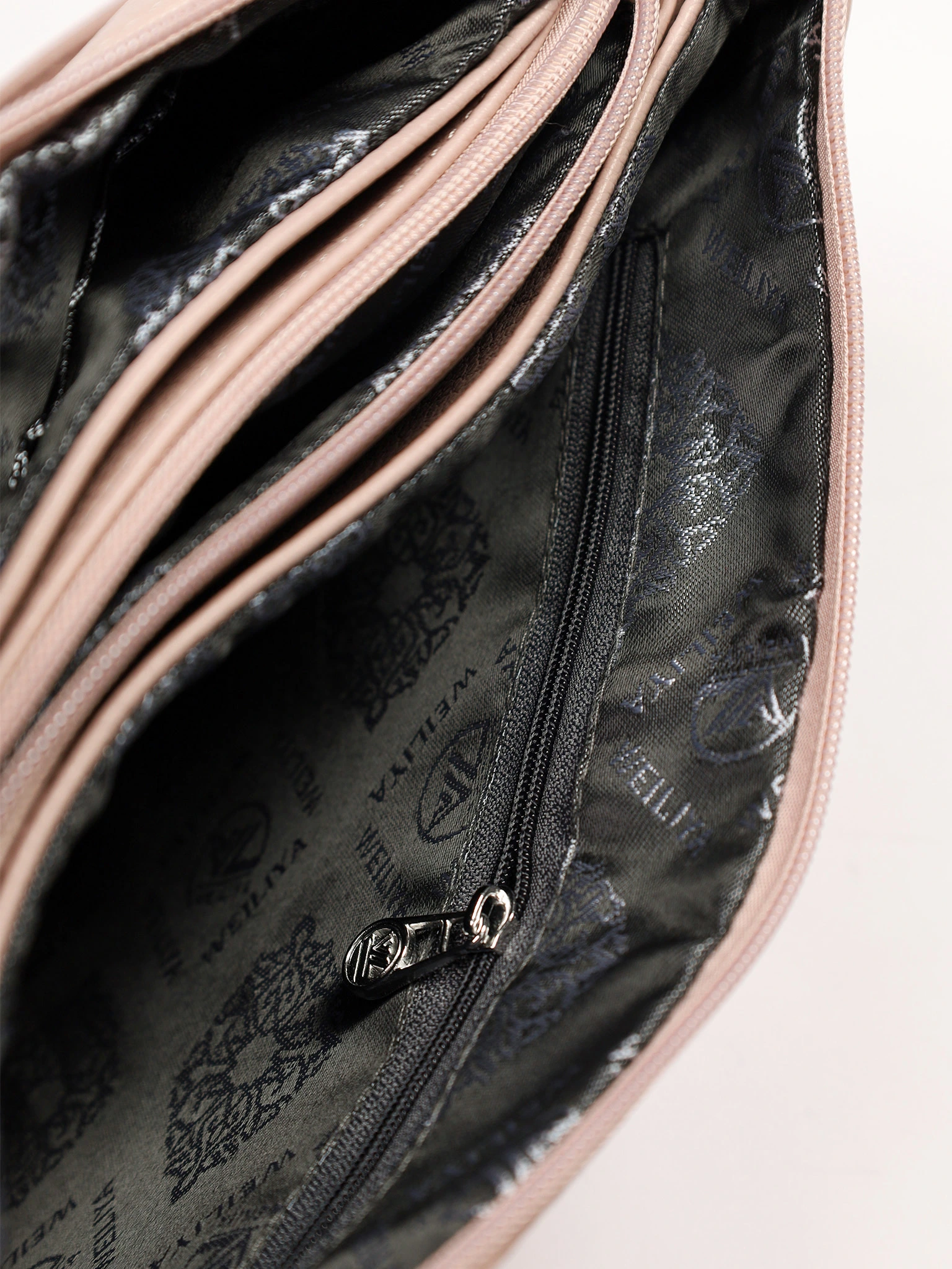 Сумка-кроссбоди с декоративным патчем в ассортименте